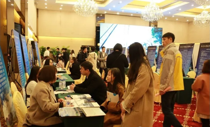 图为求职者在招聘展位洽谈场景